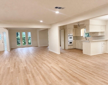 2111 Riverlawn Drive - Photo Thumbnail 3