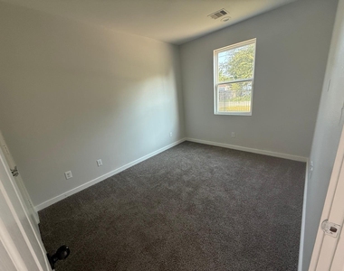 4923 Higgins St Street - Photo Thumbnail 4