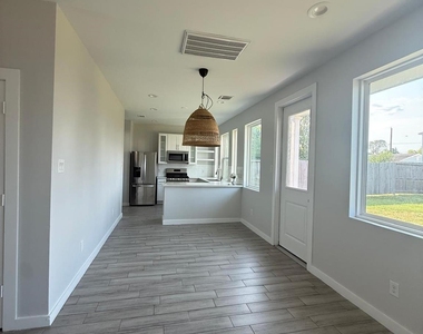 4923 Higgins St Street - Photo Thumbnail 2