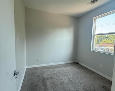 4923 Higgins St Street - Photo Thumbnail 11