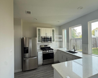 4923 Higgins St Street - Photo Thumbnail 1