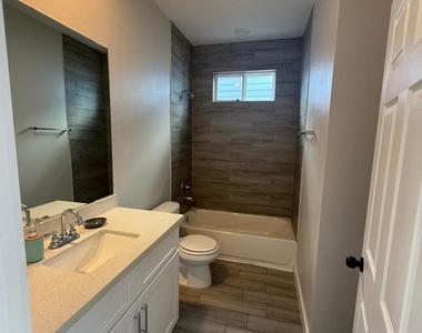 4923 Higgins St Street - Photo Thumbnail 3