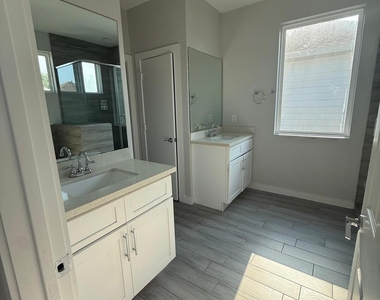 4923 Higgins St Street - Photo Thumbnail 8