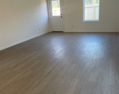 3654 Duplet Avenue - Photo Thumbnail 4
