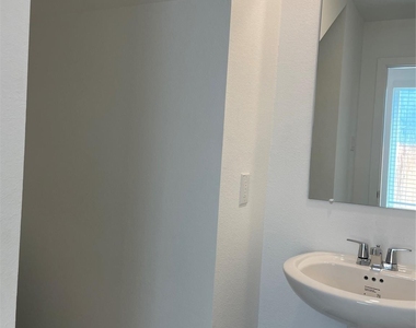 3654 Duplet Avenue - Photo Thumbnail 8