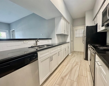 2425 Augusta Dr - Photo Thumbnail 7