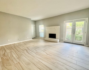2425 Augusta Dr - Photo Thumbnail 2