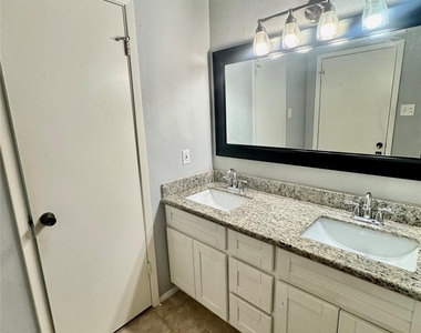 2425 Augusta Dr - Photo Thumbnail 13