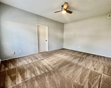 2425 Augusta Dr - Photo Thumbnail 10