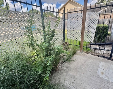 2425 Augusta Dr - Photo Thumbnail 20