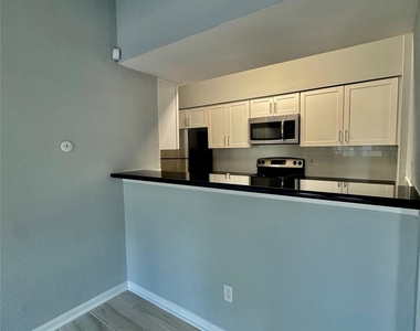 2425 Augusta Dr - Photo Thumbnail 4