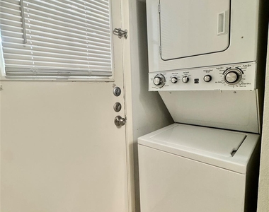 2425 Augusta Dr - Photo Thumbnail 9