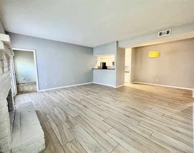 2425 Augusta Dr - Photo Thumbnail 1
