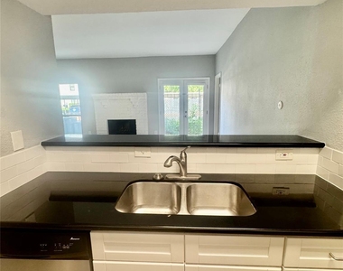 2425 Augusta Dr - Photo Thumbnail 8