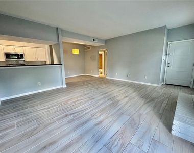 2425 Augusta Dr - Photo Thumbnail 3