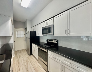 2425 Augusta Dr - Photo Thumbnail 6