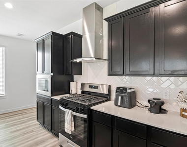 3208 Rainwood Gate Drive - Photo Thumbnail 14