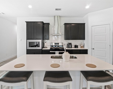 3208 Rainwood Gate Drive - Photo Thumbnail 12