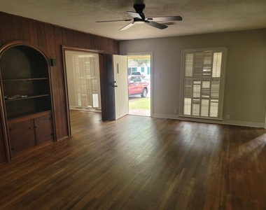 911 N Ashbel Street - Photo Thumbnail 6
