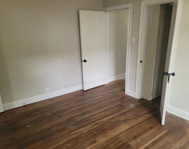 911 N Ashbel Street - Photo Thumbnail 3