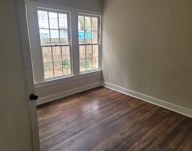 911 N Ashbel Street - Photo Thumbnail 2