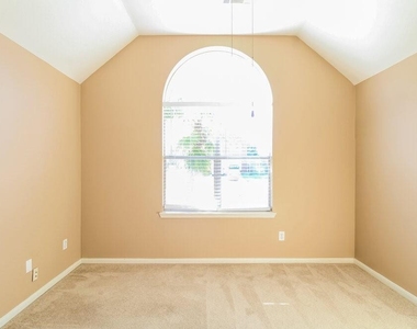 21502 Broadstone Drive - Photo Thumbnail 6