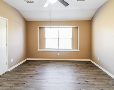21502 Broadstone Drive - Photo Thumbnail 7