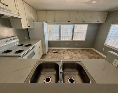 13405 Commander Circle - Photo Thumbnail 8