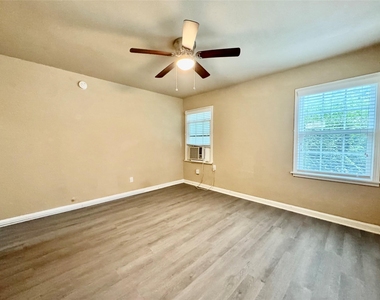 2431 Shakespeare St - Photo Thumbnail 9