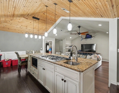 9820 W Shore Drive - Photo Thumbnail 17