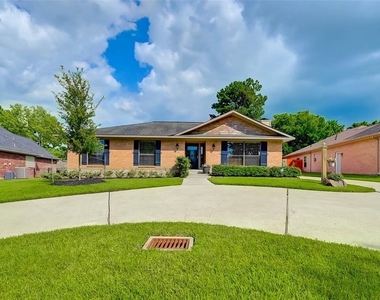 9820 W Shore Drive - Photo Thumbnail 3