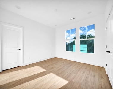 7825 Colonial Lane - Photo Thumbnail 10