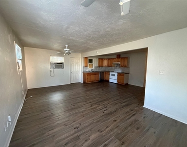 412 Snow Drive - Photo Thumbnail 5
