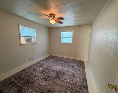 412 Snow Drive - Photo Thumbnail 8