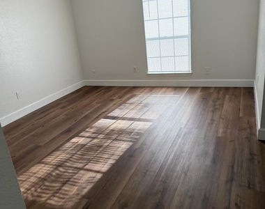 9201 Clarewood Drive - Photo Thumbnail 5