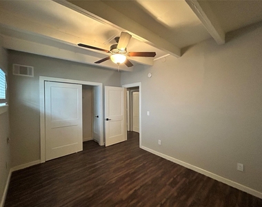 219 Marshall Street - Photo Thumbnail 6