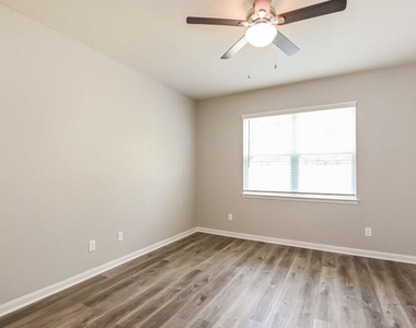 25178 Dickens Drive - Photo Thumbnail 10