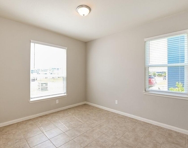 25178 Dickens Drive - Photo Thumbnail 4