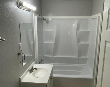 727 W 5th Street - Photo Thumbnail 9