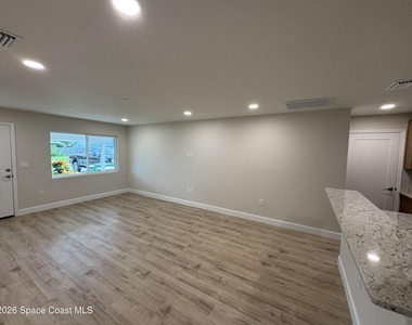530 Sheridan Avenue - Photo Thumbnail 3