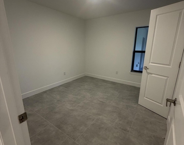 2542 Hester Avenue Se - Photo Thumbnail 7