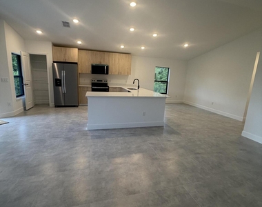 2542 Hester Avenue Se - Photo Thumbnail 3