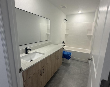 2542 Hester Avenue Se - Photo Thumbnail 7