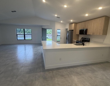 2542 Hester Avenue Se - Photo Thumbnail 2