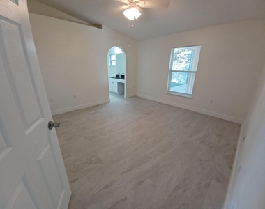1125 White Oak Circle - Photo Thumbnail 11