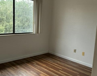 7821 Maplewood Drive - Photo Thumbnail 10