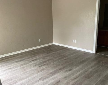 1662 Cogan Drive Se - Photo Thumbnail 3