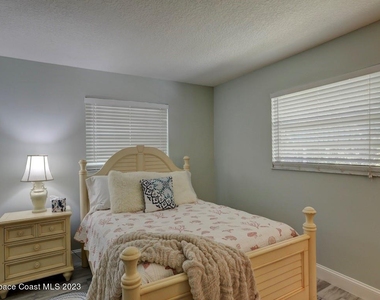 1379 Scroll Street - Photo Thumbnail 14
