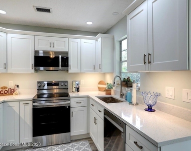 1379 Scroll Street - Photo Thumbnail 10
