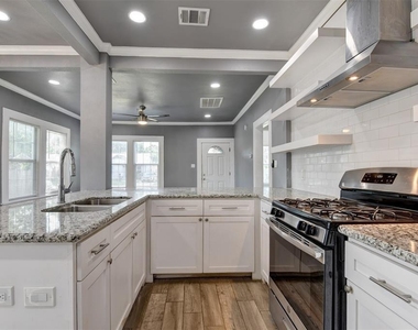 1118 King Street - Photo Thumbnail 7